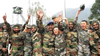 Chinese soldiers dance