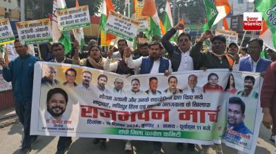 ਕਾਂਗਰਸ ਆਗੂ ਅਤੇ ਵਰਕਰ ਗੌਤਮ ਅਡਾਨੀ ਖਿਲਾਫ਼ ਰੋਸ ਪ੍ਰਦਰਸ਼ਨ ਕਰਦੇ ਹੋਏ 