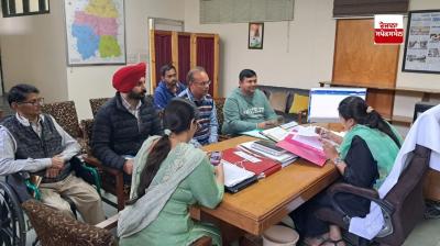 ਵਧੀਕ ਡਿਪਟੀ ਕਮਿਸ਼ਨਰ ਚਾਰੂਮਿਤਾ ਫੂਡ ਸੇਫਟੀ ਕਮੇਟੀ ਦੇ ਸਮੂਹ ਮੈਂਬਰਾਂ ਤੇ ਸਬੰਧਤ ਵਿਭਾਗਾਂ ਦੇ ਅਧਿਕਾਰੀਆਂ ਨਾਲ ਮੀਟਿੰਗ ਕਰਦੇ ਹੋਏ 