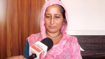 ਮਾਂ ਧੀ ਦੀ ਬਿਮਾਰੀ ਲਈ ਮਦਦ ਦੀ ਗੁੁਹਾਰ ਲਗਾਉਂਦੀ ਹੋਈ 