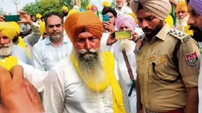 ਕਿਸਾਨ ਆਗੂ ਮਨਜੀਤ ਸਿੰਘ ਨੂੰ ਪੁਲਿਸ ਹਵਾਲੇ ਕਰਦੇ ਹੋਏ 