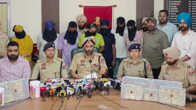 ਪੁਲਿਸ ਅਧਿਕਾਰੀ ਮੁਲਜ਼ਮਾਂ ਬਾਰੇ ਜਾਣਕਾਰੀ ਦਿੰਦੇ ਹੋਏ  