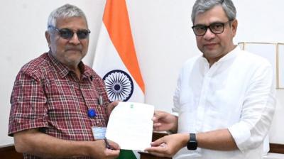 MP ਡਾ. ਧਰਮਵੀਰ ਗਾਂਧੀ, ਕੇਂਦਰੀ ਰੇਲ ਮੰਤਰੀ ਅਸ਼ਵਨੀ ਵੈਸ਼ਨਵ ਨੂੰ ਮੰਗ ਪੱਤਰ ਸੌਂਪਦੇ ਹੋਏ 