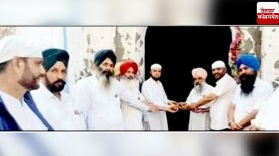 Sikhs hand over keys of mosque closed since 1947 to Muslim brothers