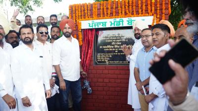 ਰਾਜਾ ਵੜਿੰਗ ਲੁਧਿਆਣਾ ’ਚ 20.55 ਕਰੋੜ ਰੁਪਏ ਦੇ ਸੜਕੀ ਨਵੀਨੀਕਰਨ ਪ੍ਰੋਜੈਕਟ ਦਾ ਨੀਂਹ ਪੱਥਰ ਰੱਖਦੇ ਹੋਏ 