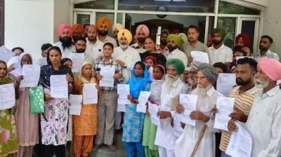 ਕੈਬਨਿਟ ਮੰਤਰੀ ਜੌੜਾਮਾਜਰਾ ਨੇ 237 ਲਾਭਪਾਤਰੀਆਂ ਨੂੰ ਕੱਚੇ ਘਰ ਪੱਕੇ ਕਰਨ ਲਈ ਗ੍ਰਾਂਟਾਂ ਵੰਡਦੇ ਹੋਏ 