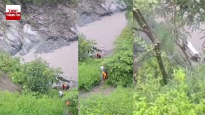 ਹਿਮਾਚਲ ਪ੍ਰਦੇਸ਼ ਦੇ ਚੰਬਾ ਨੇੜੇ 200 ਫੁੱਟ ਹੇਠਾਂ ਰਾਵੀ ਨਦੀ 'ਚ ਡਿੱਗੀ ਕਾਰ