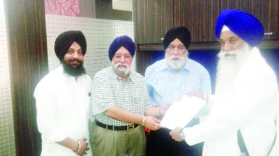 Paramjit Singh Sarna giving a letter to Jathedar Akal Takht