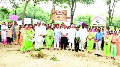   Rajinder Singh with Ashwani Gupta and others 