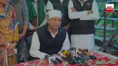 ਪੰਜਾਬ ਦੇ ਸਾਬਕਾ ਕਾਂਗਰਸੀ ਮੰਤਰੀ ਵਿਜੇ ਇੰਦਰ ਸਿੰਘਲਾ ਪੱਤਰਕਾਰਾਂ ਨਾਲ ਗੱਲਬਾਤ ਕਰਦੇ ਹੋਏ 