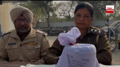 ਪੁਲਿਸ ਮੁਲਜ਼ਮਾਂ ਬਰਾਮਦ ਕੀਤੀ ਹੈਰੋਇਨ ਬਾਰੇ ਜਾਣਕਾਰੀ ਦਿੰਦੇ ਹੋਏ 