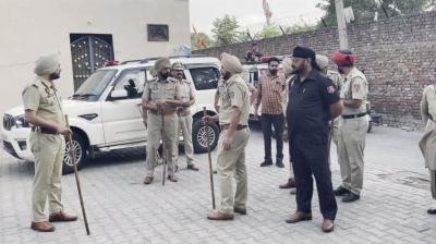 ਪੁਲਿਸ ਲੰਡਾ ਦੇ ਟਿਕਾਣਿਆਂ ’ਤੇ ਛਾਪੇਮਾਰੀ ਕਰਦੀ ਹੋਈ 