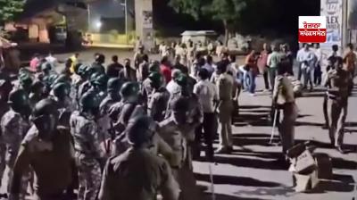 ਮਹਾਰਾਸ਼ਟਰ 'ਚ ਹੰਗਾਮੇ ਦੌਰਾਨ ਪੁਲਿਸ ਮੁਲਜ਼ਮ ਕਾਬੂ ਪਾਉਂਦੇ ਹੋਏ 