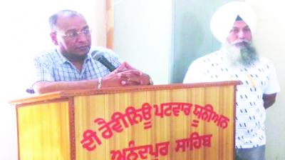 Addressing the Seminar SDM Rakesh Kumar Garg and Present Officer.