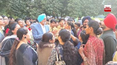 ਸਕੂਲ ਦੇ ਬਾਹਰ ਹੰਗਾਮੇ ਦੀ ਤਸਵੀਰ 