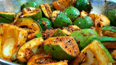 Make mango pickles in the home kitchen