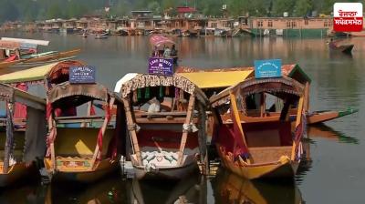 Tourists are not coming to Dal Lake