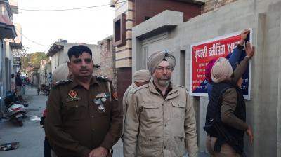 ਪੁਲਿਸ ਮੁਲਜ਼ਮ ਪ੍ਰਾਪਰਟੀ ਅਟੈਚ ਕਰਦੇ ਹੋਏ 