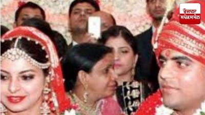 Relatives had caused a huge loot at Lalu's daughter's wedding!