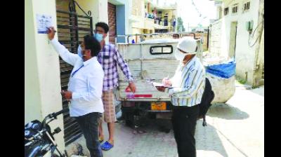 ਕਾਂਸਲ 'ਚ ਸਿਹਤ ਵਿਭਾਗ ਦੇ ਮੁਲਾਜ਼ਮ ਘਰ ਅੱਗੇ ਇਕਾਂਤਵਾਸ ਪੋਸਟ ਲਾਉਂਦੇ ਹੋਏ।