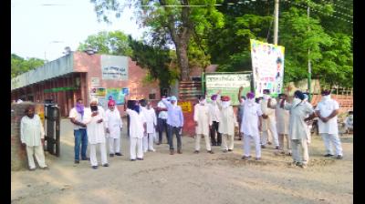 ਮੰਡੀ 'ਚ ਕੇਂਦਰ ਸਰਕਾਰ ਵੱਲੋਂ ਕਣਕ ਵਿੱਚ ਕੱਟ ਲਾਏ ਜਾਣ ਖ਼ਿਲਾਫ਼ ਕਿਸਾਨ ਨਾਹਰੇਬਾਜ਼ੀ ਕਰਦੇ ਹੋਏ।