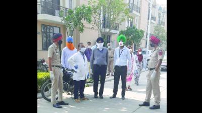 ਸਿਹਤ ਵਿਭਾਗ ਦੇ ਐਸ.ਐਮ.ਓ., ਹੋਰ ਸਿਹਤ ਅਧਿਕਾਰੀ ਤੇ ਪੁਲਿਸ ਮੁਲਾਜ਼ਮ ਸਥਿਤੀ ਦਾ ਜਾਇਜ਼ਾ ਲੈਂਦੇ ਹੋਏ।