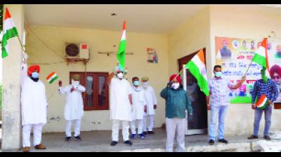 ਜੀ.ਐਸ.ਟੀ. ਦੀ ਵਾਪਸੀ ਨਾ ਕਰਨ ਕਰਕੇ  ਮੋਦੀ ਸਰਕਾਰ ਵਿਰੁਧ ਕਾਂਗਰਸੀਆਂ ਨੇ ਲਹਿਰਾਏ ਝੰਡੇ : ਹੈਰੀਮਾਨ