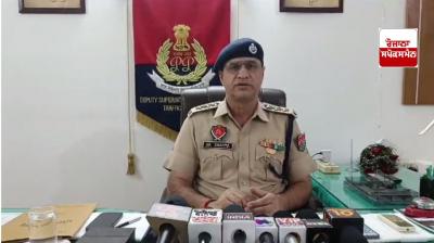  ਡੀਐਸਪੀ ਟਰੈਫਿਕ ਅੱਛਰੂ ਰਾਮ ਜਾਣਕਾਰੀ ਦਿੰਦੇ ਹੋਏ 