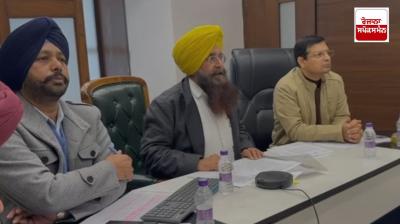 ਪੰਜਾਬ ਦੇ ਖੇਤੀਬਾੜੀ ਮੰਤਰੀ ਗੁਰਮੀਤ ਸਿੰਘ ਖੁੱਡੀਆਂ ਵੀਡੀਓ ਕਾਲ ਰਾਹੀਂ ਕੇਂਦਰੀ ਖੇਤੀਬਾੜੀ ਮੰਤਰੀ ਸ਼ਿਵਰਾਜ ਸਿੰਘ ਚੌਹਾਨ ਨਾਲ ਗੱਲਬਾਤ ਕਰਦੇ ਹੋਏ  