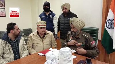 ਪੁਲਿਸ ਅਧਿਕਾਰੀ ਫੜੇ ਗਏ ਮੁਲਜ਼ਮ ਬਾਰੇ ਜਾਣਕਾਰੀ ਦਿੰਦੇ ਹੋਏ 