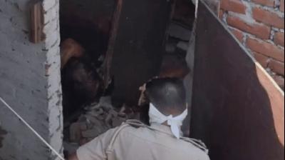 ਪੁਲਿਸ ਲਾਸ਼ ਨੂੰ ਕਬਜੇ ’ਚ ਲੈਂਦੇ ਹੋਏ 