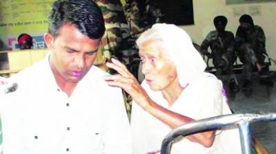 Old lady Waiting to meet DC