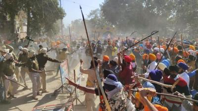 Clash Between Amritpal Supoters and Police 