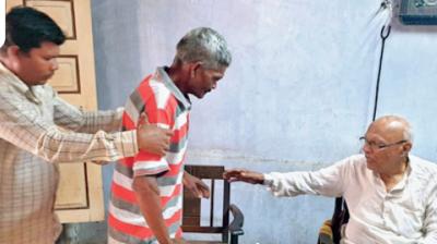 At the age of 92, this old man travels 40 km to treat patients