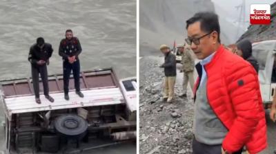 ਲੱਦਾਖ ਦੇ ਦਰਾਸ 'ਚ ਨਦੀ 'ਚ ਡਿੱਗੀ ਗੱਡੀ, ਘਟਨਾ ਦੇਖ ਕੇ ਕਿਰਨ ਰਿਜੀਜੂ ਦਾ ਰੁਕਿਆ ਕਾਫ਼ਲਾ 