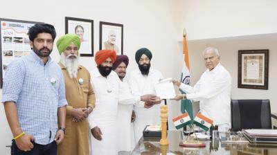 ਰਾਜਪਾਲ ਬਨਵਾਰੀ ਲਾਲ ਪੁਰੋਹਤ ਨੂੰ ਹੜ੍ਹ ਪੀੜਤ ਮੰਗ ਪੱਤਰ ਦਿੰਦੇ ਹੋਏ  