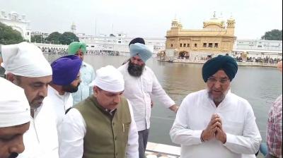 ਸੰਜੇ ਸਿੰਘ ਦਰਬਾਰ ਸਾਹਿਬ ’ਚ ਨਤਮਸਤਕ ਹੁੰਦੇ ਹੋਏ   