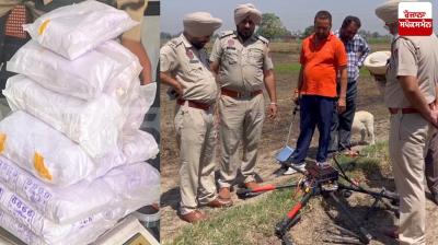 ਪੁਲਿਸ ਡਰੋਨ ਨੂੰ ਕਬਜੇ ’ਚ ਲੈਂਦੇ ਹੋਏ 