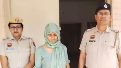 ਮੁਲਜ਼ਮ ਔਰਤ ਨੂੰ ਗ੍ਰਿਫ਼ਤਾਰ ਕਰਦੇ ਹੋਏ ਪੁਲਿਸ ਮੁਲਾਜ਼ਮ 
