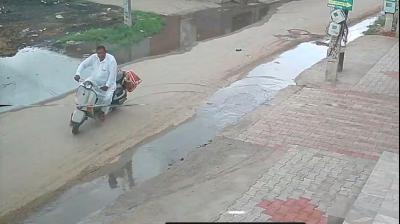  ਸਕੂਟਰ ਸਵਾਰ ਕੱਪੜੇ ਲੈ ਕੇ ਫ਼ਰਾਰ ਹੁੰਦਾ ਹੋਇਆ 