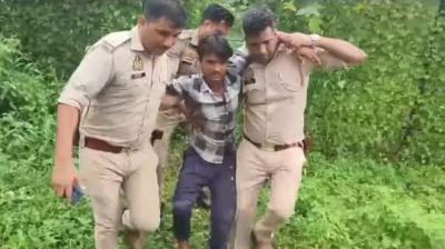 ਆਰੋਪੀ ਨੂੰ ਕਾੁਬੂ ਨੂੰ ਕਰਕੇ ਲਿਜਾਂਦੀ ਹੋਈ ਪੁਲਿਸ 