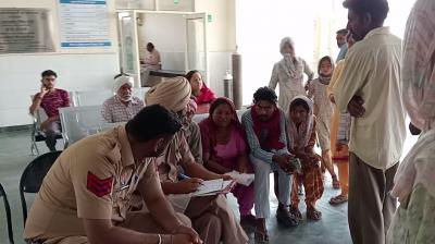 ਪੁਲਿਸ ਵਾਲੇ ਪਰਿਵਾਰ ਨਾਲ ਗੱਲਬਾਤ ਕਰਦੇ ਹੋਏ 