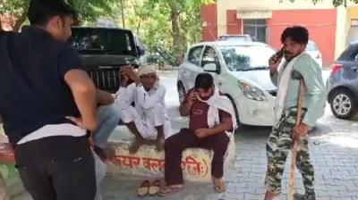 ਪਰਿਵਾਰ ਵਾਲੇ ਹਸਪਤਾਲ ਦੇ ਬਾਹਰ ਬੈੇਠੇਾ ਹੋਏ 