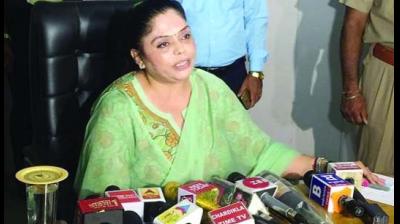 ਪੱਤਰਕਾਰਾਂ ਨੂੰ ਜਾਣਕਾਰੀ ਹੁੰਦੇ ਹੋਏ ਮਨੀਸ਼ਾ ਗੁਲਾਟੀ।      (ਸੰਤੋਖ ਸਿੰਘ)