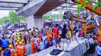 Part of the construction bridge fell, 12 deaths