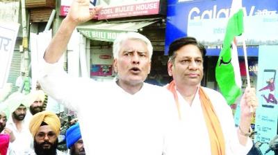 Sunil Jakhar Protesting