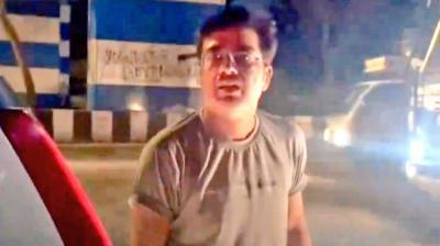 The girl insulted India with her Pakistani boyfriend, the driver taught her a lesson