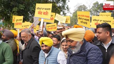 AAP stages strong protest against Congress for mocking Dalits and workers with band plays