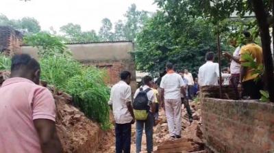 The wall of the building fell on the children returning from school Rewa Madhya Pradesh