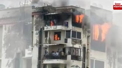 Delhi: Constable's bravery averted a major accident, removed a burning cylinder from a residential building
